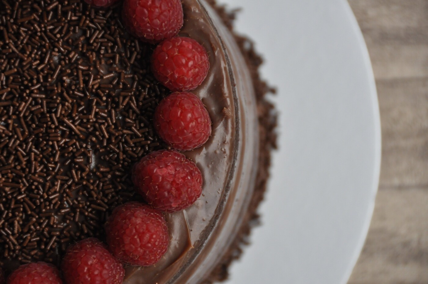 This is a chocolate cake, with chocolate filling, chocolate sprinkles and fresh raspberries. It was specially ordered for the 50th birthday of a friend. It is a simple cake, although with a strong punch of chocolate intense sweetness and raspberry fresh bitterness!