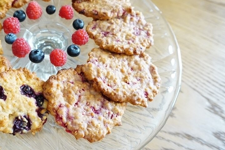 I made these chewy oatmeal, raspberry en blueberry cookies for my foodblog 'have a good food day'. These cookies are very yummy at summer days because they're so light.<br />
                           