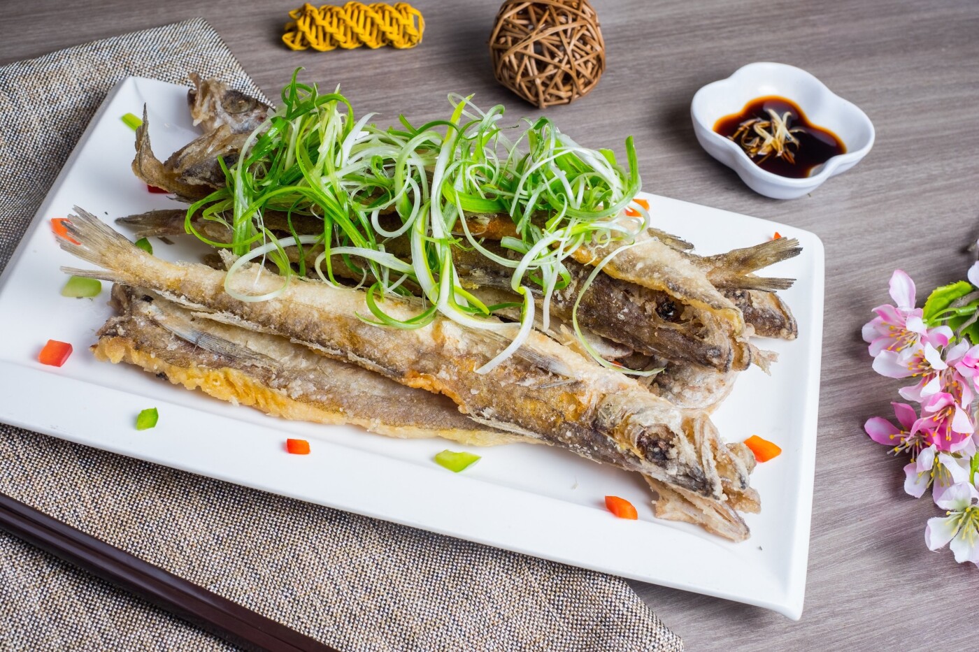 Garfish lightly coated with flour, and deep fried very thoroughly so that the bone is as crispy as potato chips. Just a little taste of green onion and soy sauce is more than enough to bring out the true beauty of this dish.