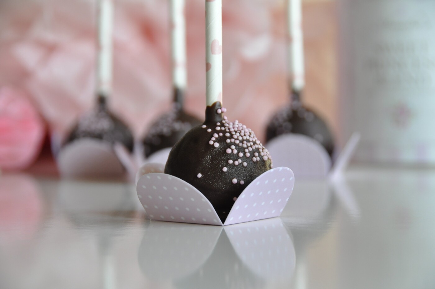 I have made these cakepops for the first birthday of a beautiful little girl. They were red velvet inside and milk chocolate on the outside: everyone loved them!