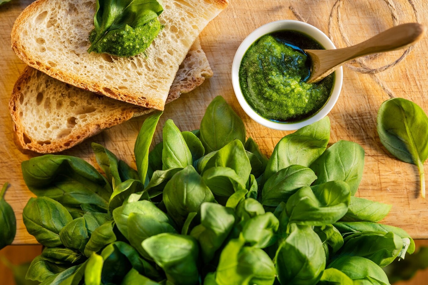 Pesto sauce (the original one from my hometown) and bread: a perfect match...
