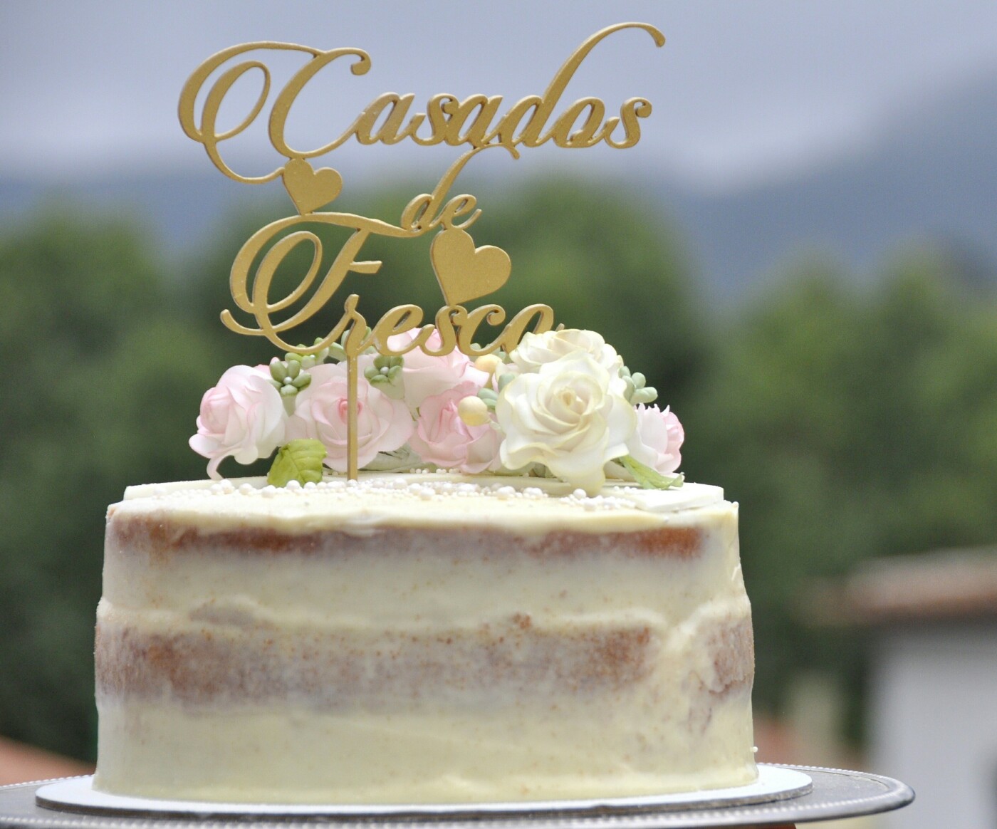 I have made this cake for a couple that got married in the magic city of Sintra on July. The sugar flowers were handmade and represented the bride and groom and each of the guests. It was a meaningful cake for a very special day in the beautiful light of Sintra. 