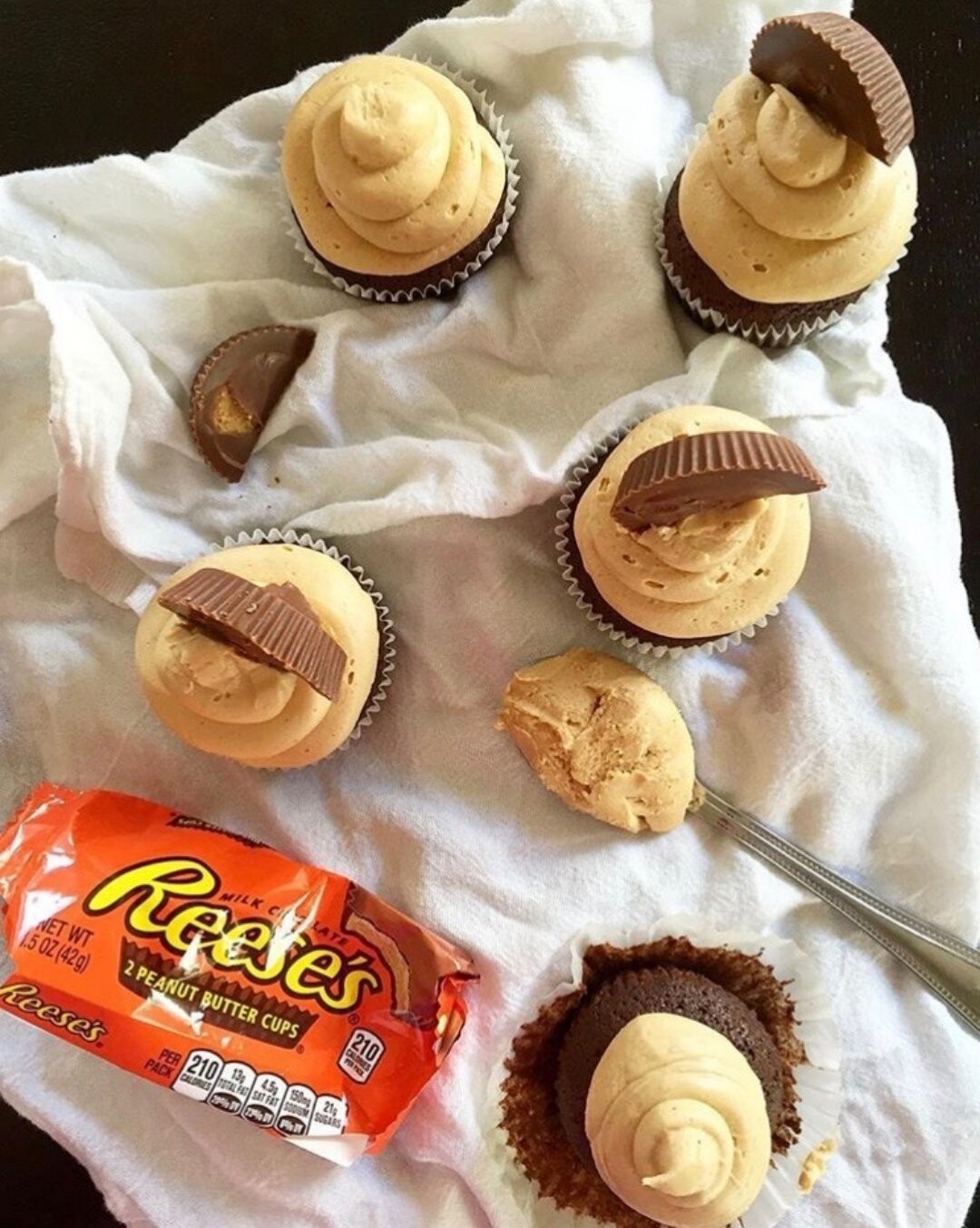 As my taste buds were trying to adapt to peanut butter,I felt  it was mandatory to try the most classic flavor combination:peanut butter and chocolate. Gluten free brownie cupcakes with smooth and airy peanut butter frosting,topped with peanut butter cups! <br />
