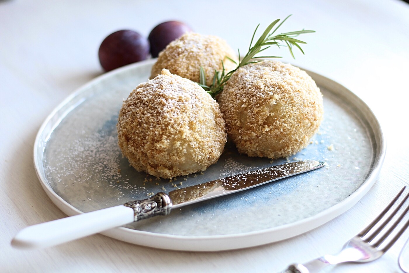 Gaumenschmaus loves vegan cuisine. This pic shows vegan dumplings with poppy-seed, plum filling. Anyone else, who would love this?