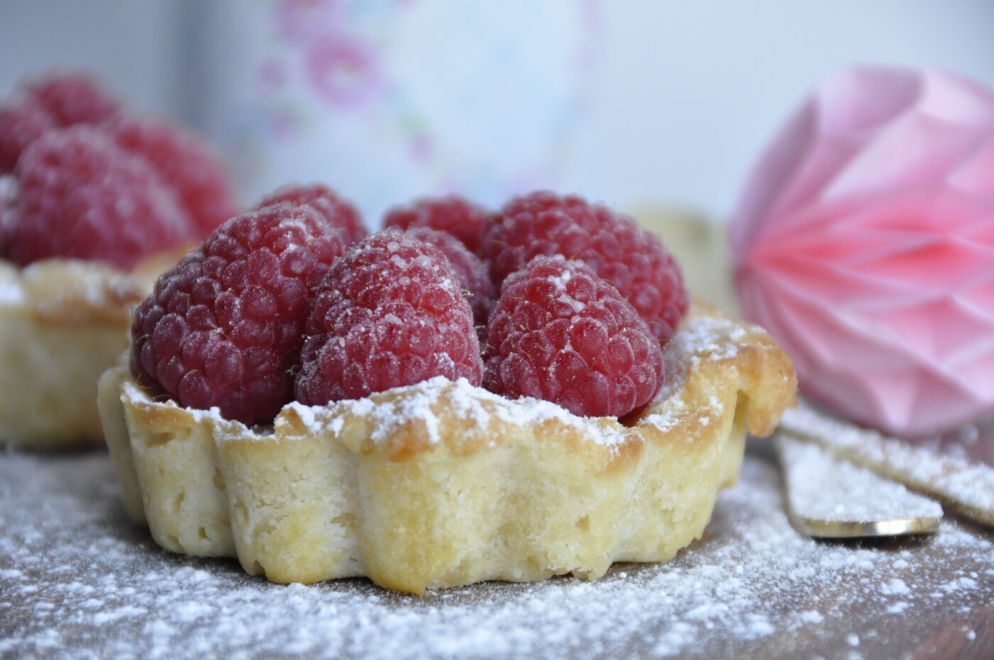 These are my lemon and raspberry tarts, which I have baked for a very special homemade wedding and baptism that I catered.  The couple was very sweet and chose a rustic look for their unique day, which was complemented with beautiful golden details.
