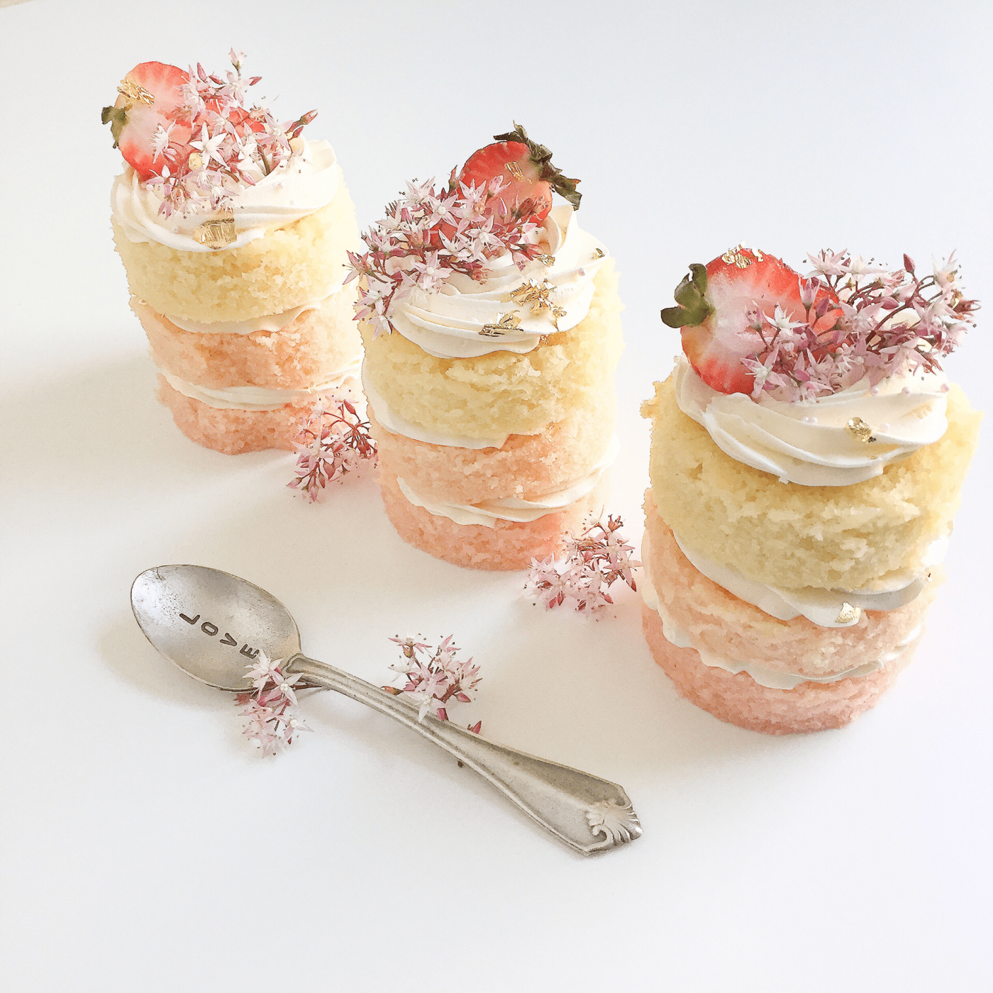 I made this mini cakes for Mother's Day and they were a total success! Vanilla cake with vanilla Swiss meringue buttercream and one of my spoons from the "Wishes" collection.