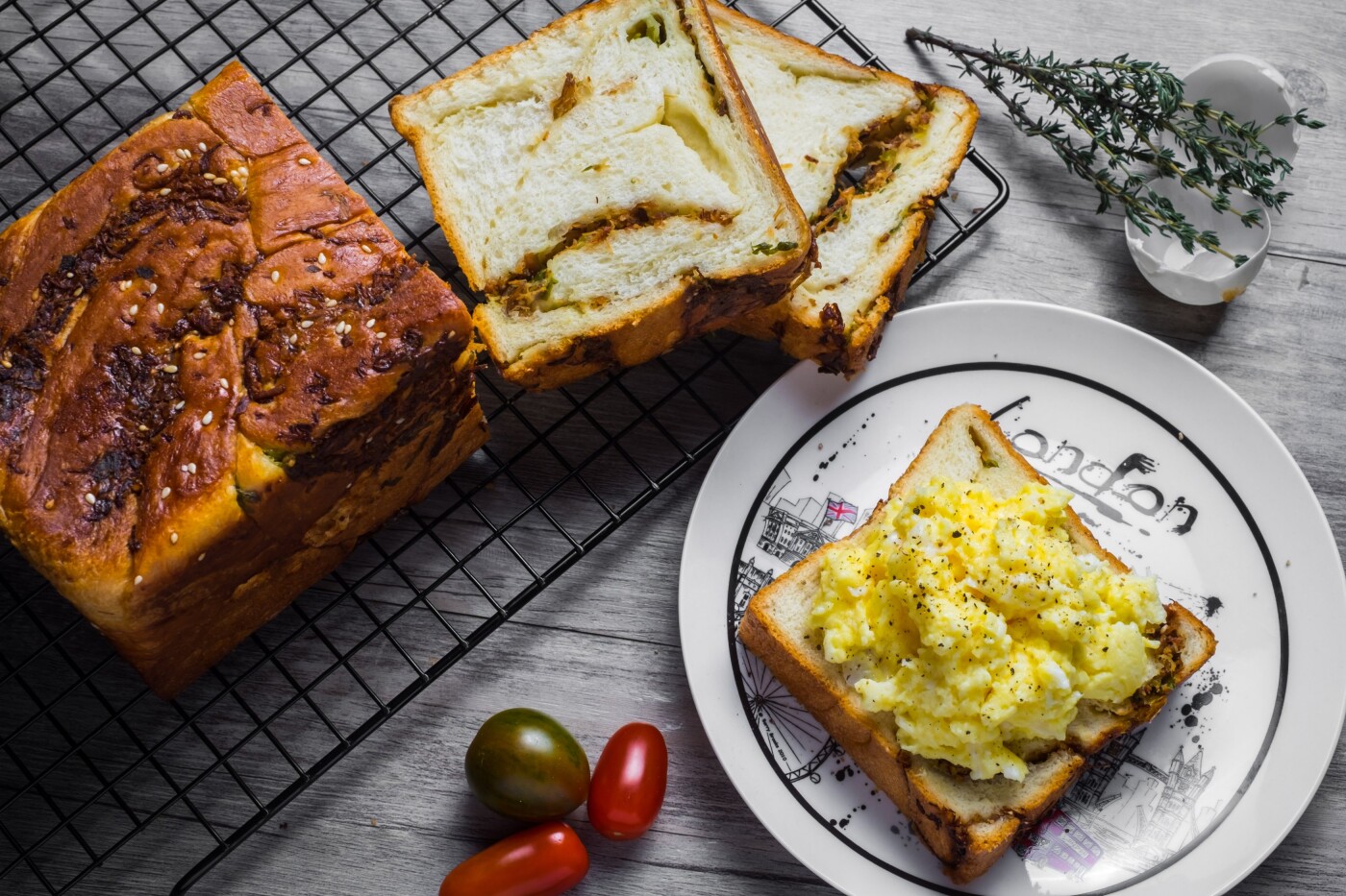 The best to feel the dough is to knead by your own. Green onion and dried pulled pork toast with scrambled duck eggs there are the perfect combination for breakfast.