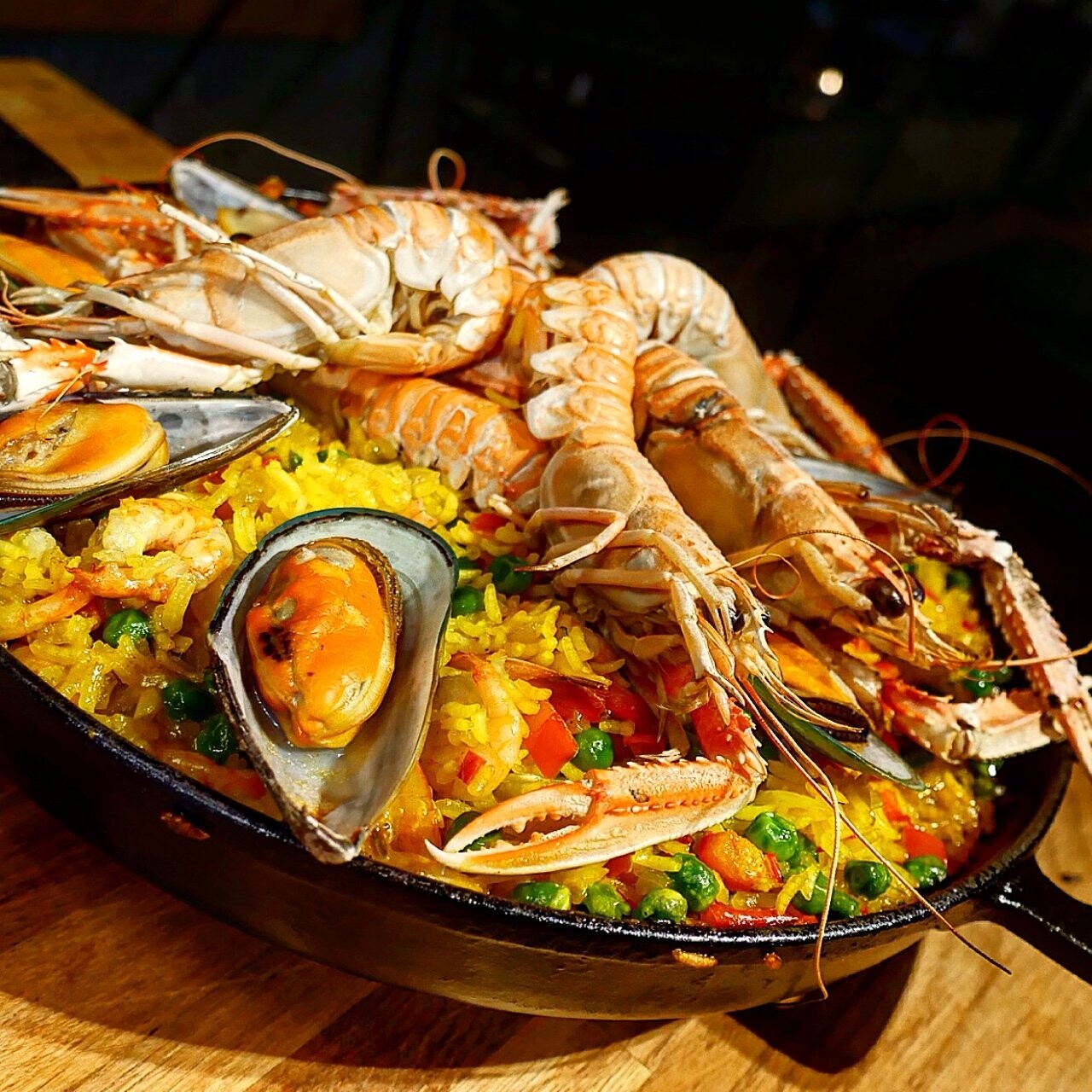 Spanish Paella made for heaven- but made in Sweden by @arnesmat. Saffron, shellfish and clams is a heavenly taste combination and also beautiful for resting your eyes on.