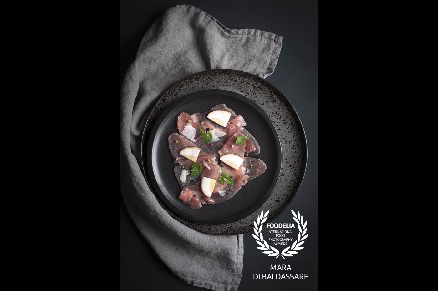 Capturing the flavour of the sea and mountains with this dish of tuna carpaccio and slices of porcini mushrooms.<br />
