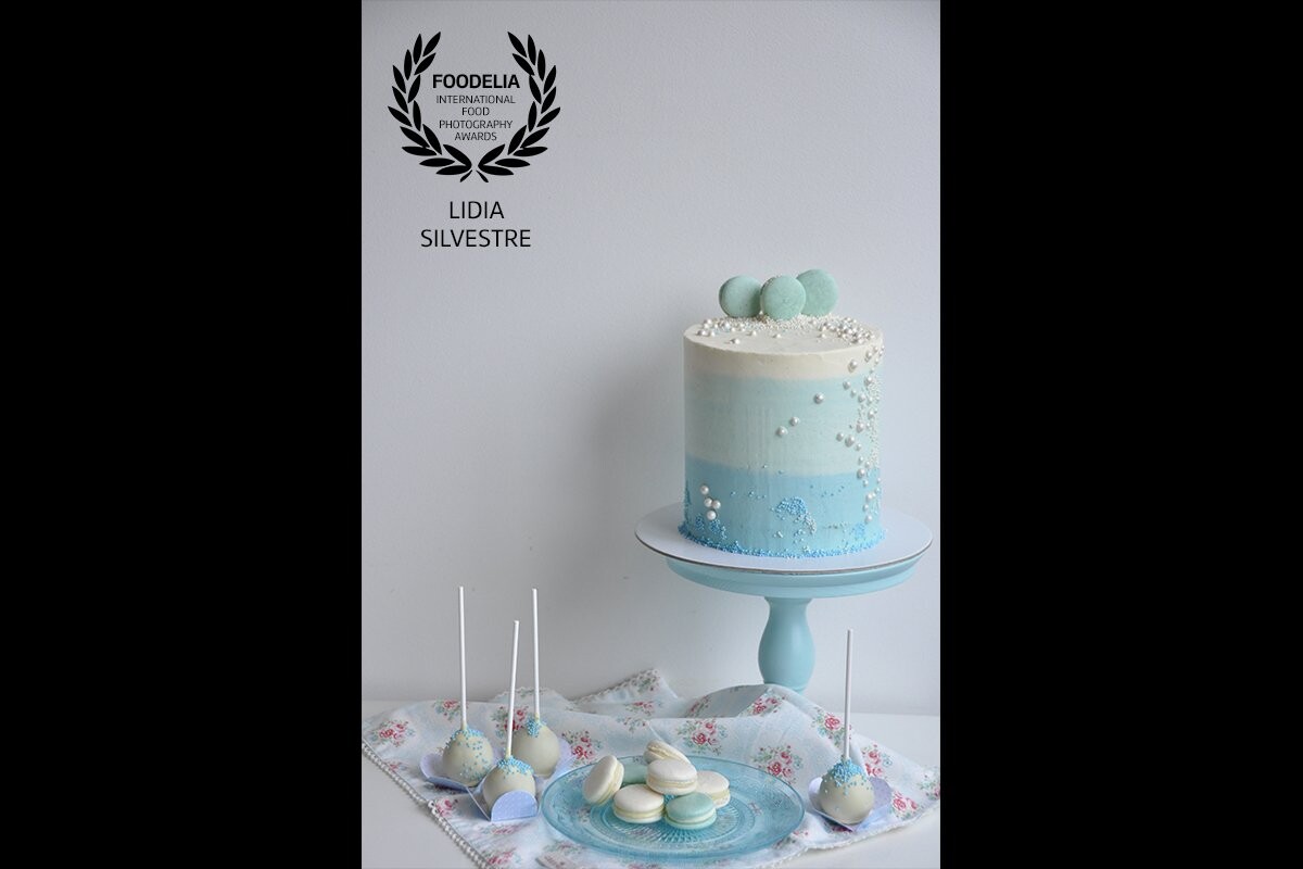 This cake, cakepops and macarons were made for a little girl's birthday: Joana, a swimmer. Her mother wanted to surprise her with a cake inspired in the sea, so I have made this blue cake with white pearls. I am still in love with it!