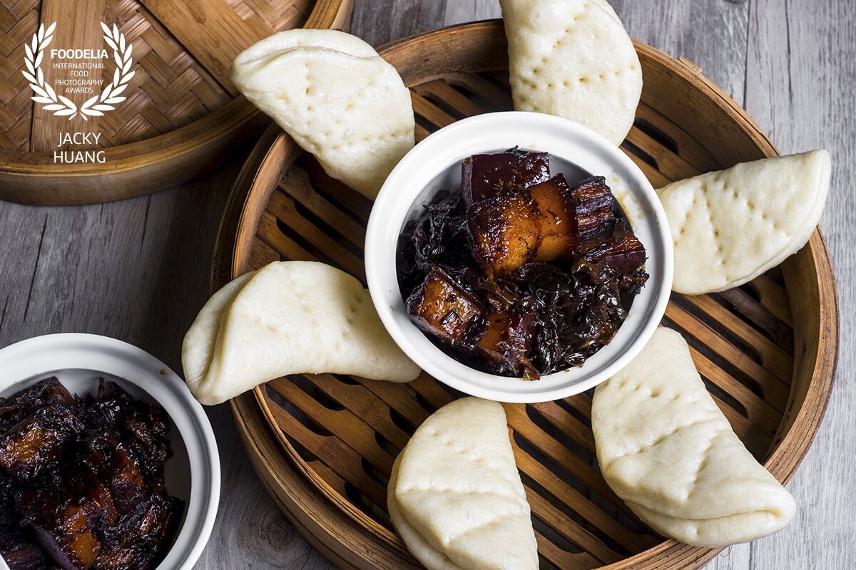 Meigancai 梅乾菜, an iconic preserved vegetable in Zhejiang area, China, is one of the best mates of pork belly. It gives a special taste to pork belly while stewing. <br />
<br />
All the fat and flavors are wrapped by the hand-made bun. 
