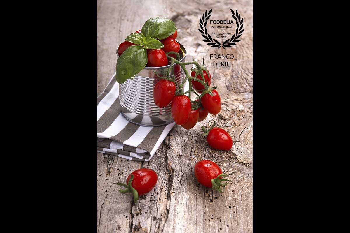 I wanted to make this photo with cherry tomatoes, which perfectly fit this interpretation with the aluminum can and a touch of freshness almost to indicate that what we buy in can can be fresh and genuine.