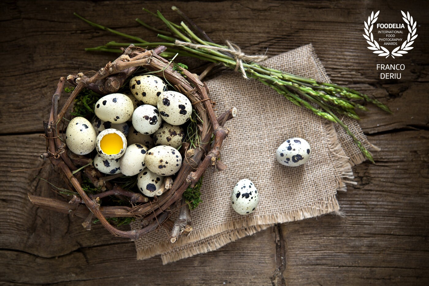 This photo was taken on Easter, I think the quail eggs have been essential to the success of this photograph, all done with care without leaving anything to chance, especially the light control, I would be happy.