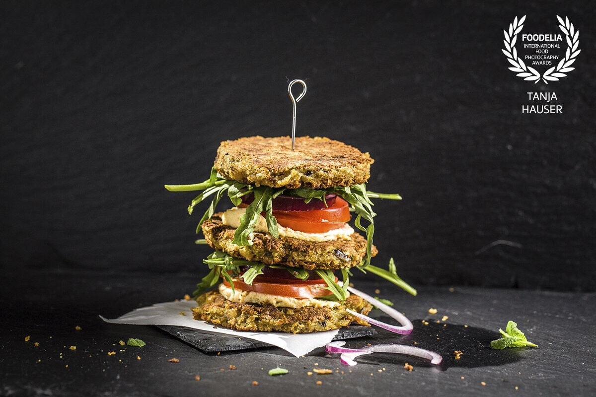 I love this vegan and glutenfree burger with falafel patties, rocket salad, tomatoes and red onions - not only because it´s very tasty but also because it´s really beautiful and easy done.