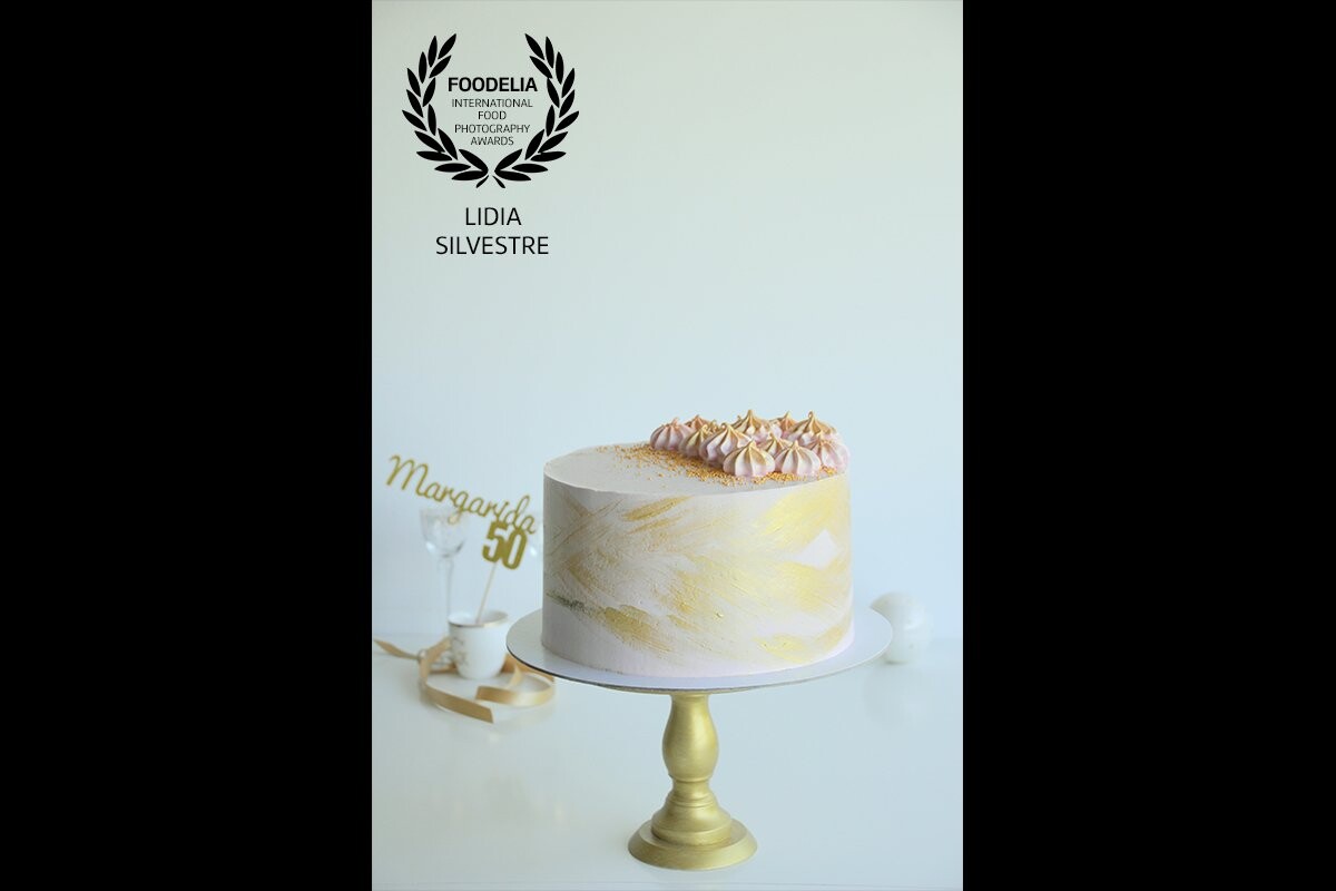 This was a chocolate and raspberry cake, covered in vanilla swiss buttercream and painted in gold, made for the 50th birthday of Margarida, a sweet client. I wanted to make a special cake as it was a special celebration and I loved this photo in particular. I hope you do too.