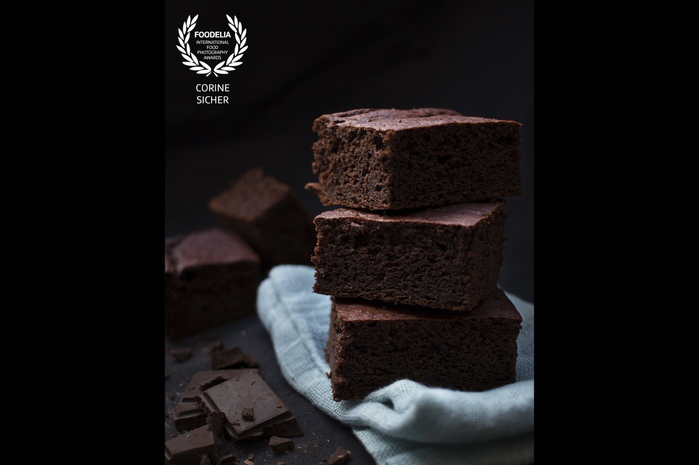 Just one shot in the dark - and I got this moody picture! Available light and of course these super-fluffy brownies. For those who are afraid of excessive calories, this recipe get along without Sugar and in place of butter, a homemade applesauce features the stickiness. 
