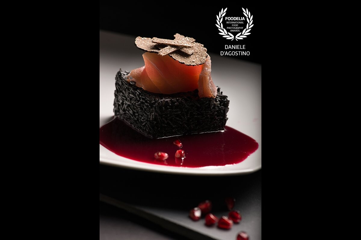 “Fashion tuna”<br />
A luxury fusion cuisine dish.<br />
An intriguing combination of powerful colours and aromas enhanced by a touch of black winter truffle.