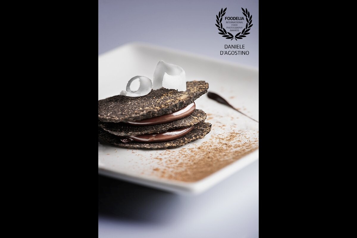 A luxury very special dessert.<br />
Truffle slices, dark chocholate, coconut flakes and a special salt.<br />
An explosion of flavors!<br />
<br />

