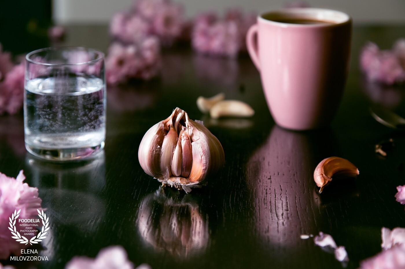 One morning I thought to myself, if coffee could come with garlic. It turned out that such a recipe had been thought of long before. And a blooming sakura added some "pink mood"