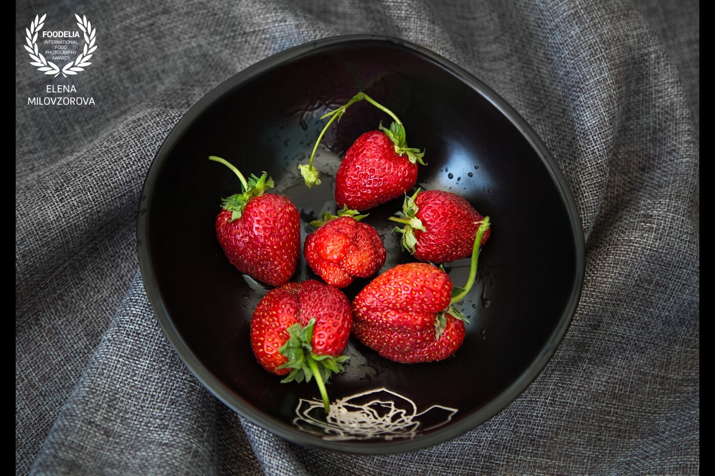 I like the strawberry. It's delicious. Juicy, sweet, aromatic. It always gives a feeling of freshness and spring. I want to convey this in the photo.