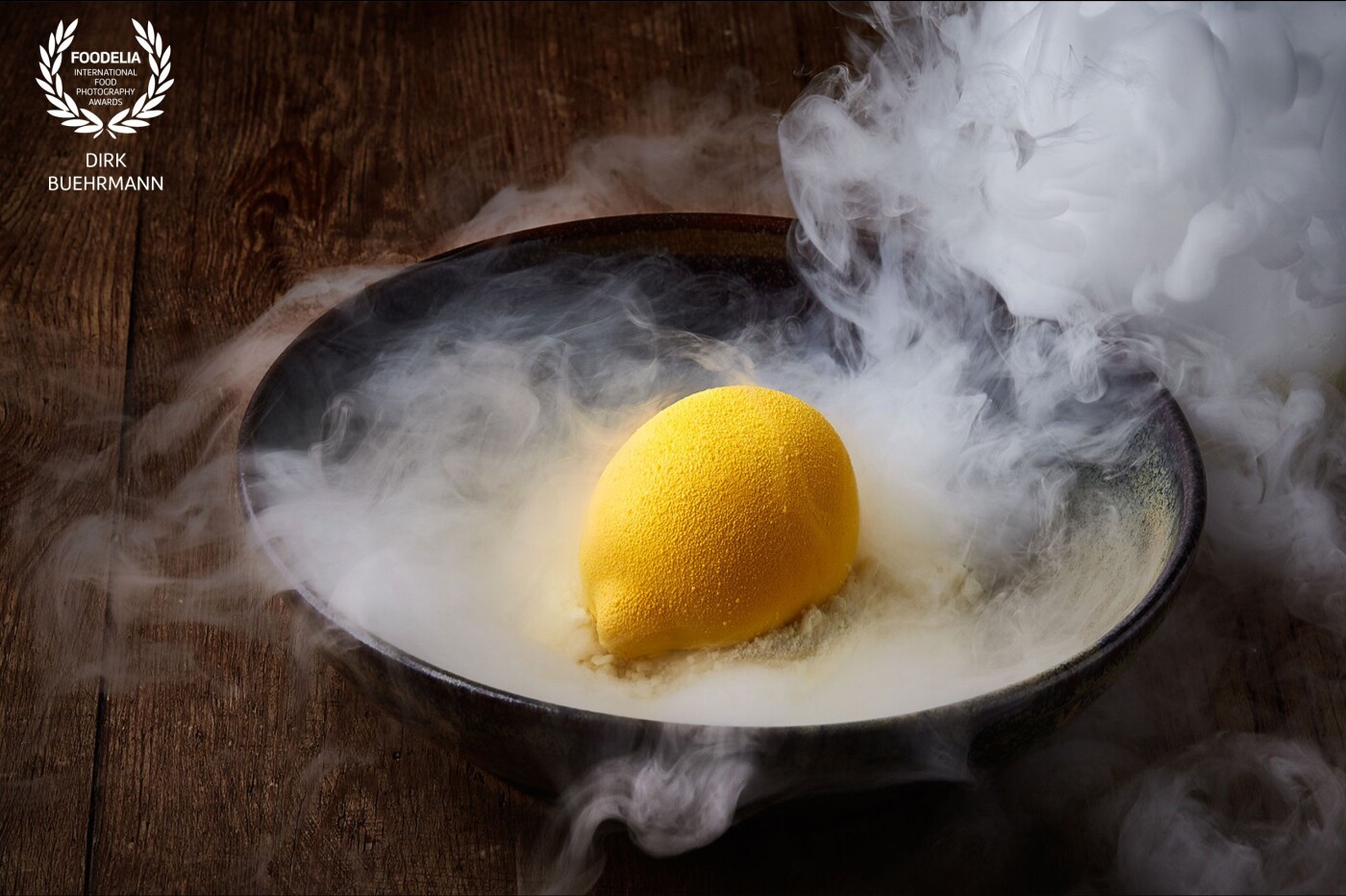 This desert is a creation of chef Bammer at Restaurant Strejf in Helsingør. It is based on lemon, panna cotta, white chocolate and dry ice with citrus flavour. A real sensation for all senses and just so fotogenic!