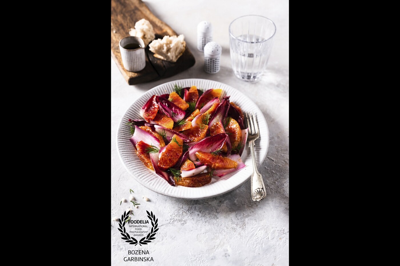 Blood orange and red chicory salad impress with color. It's refreshing. <br />
Camera: Fuji X-T3<br />
Lens: Fujinon 16-55 mm<br />
Settings: ISO 160, 31,1 mm, f/3.6, 1/6 sec, tripod, artificial light