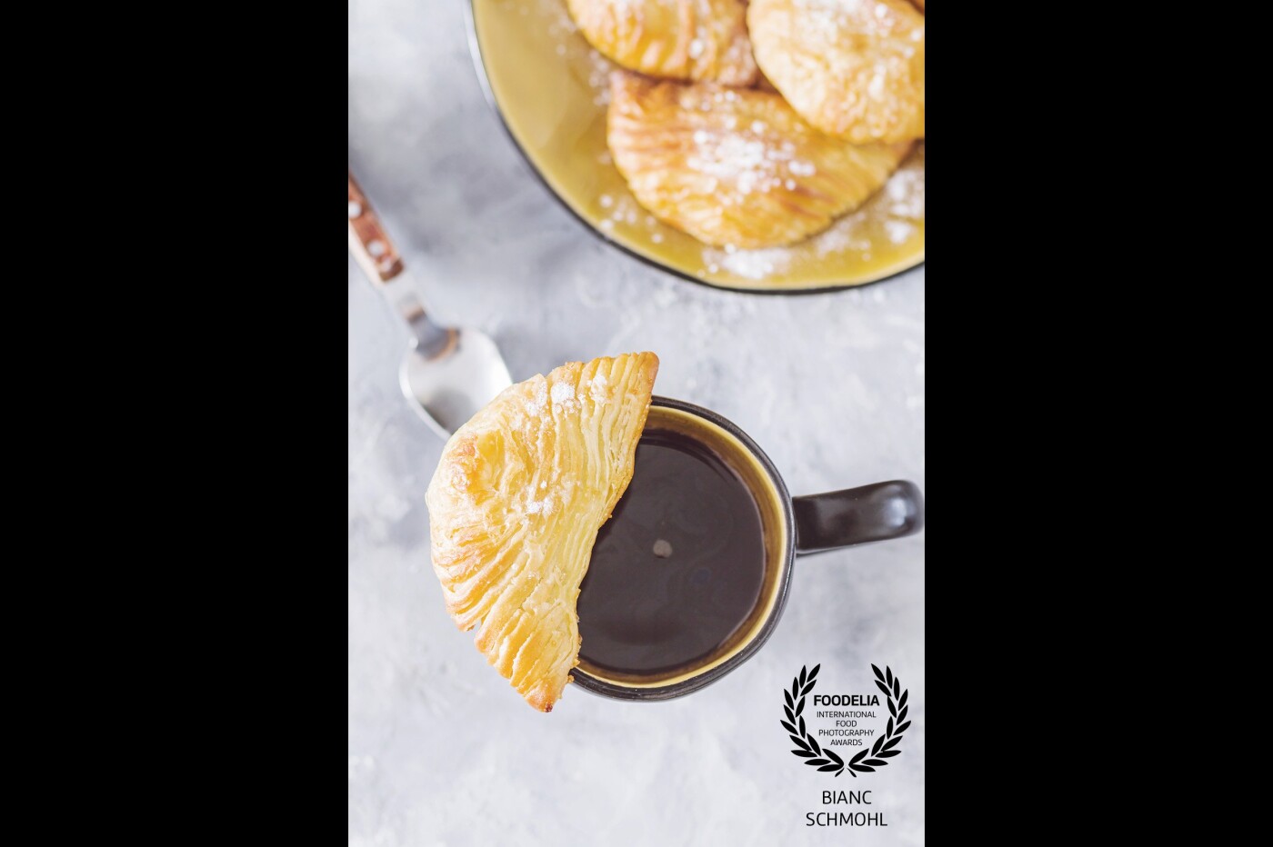 Sfogliatelle, a sweet Italian dish, not so easy to make. But once you've managed to create a good one, they are quite stunning models for a food pic! Yep, I'm in love with the Italian kitchen. 