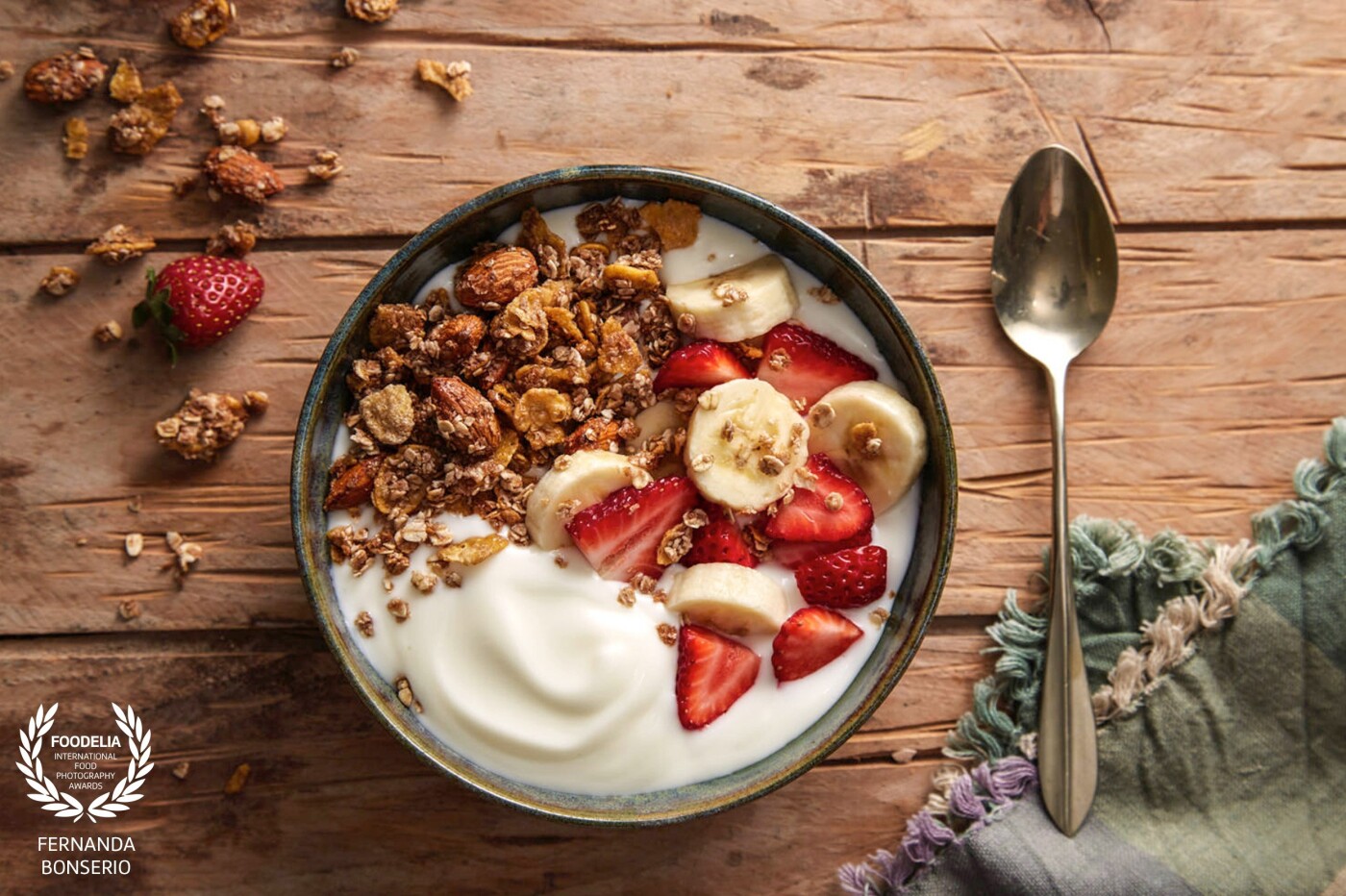 I never get tired of taking pictures of yogurt and granola! Despite the freshness of the dish, we wanted to give it a warm touch as well as being homemade and healthy.<br />
Work is done with food stylist @marieboni