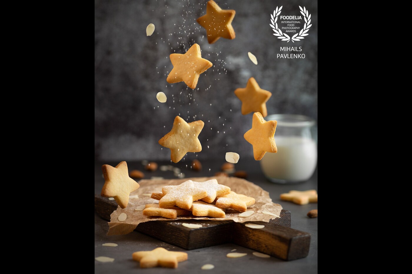 Star-shaped crispy almond cookies. Some people say that they fall in the form of a Christmas tree.  Frankly speaking, it was not made on purpose, but I like the result.