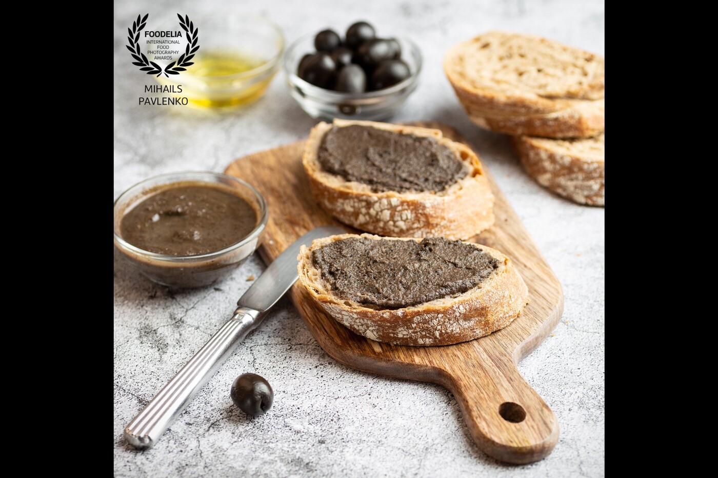 If you like Italian cuisine, then this appetizer is for you and it is very quick to cook. For the tapenade, you will need black olives, olive oil, and freshly made ciabatta.<br />
 