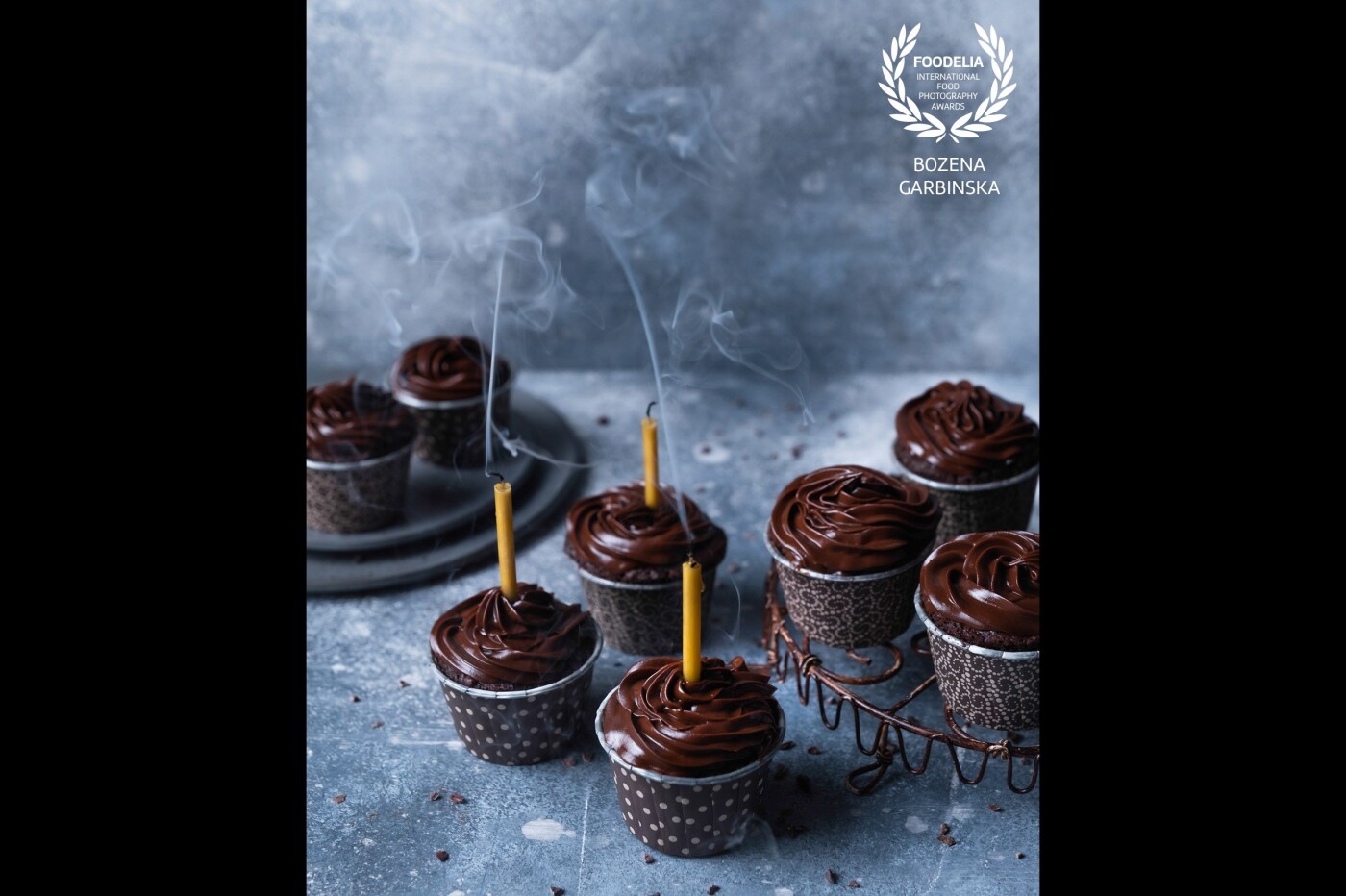 Gluten-free beetroot chocolate muffins with chocolate frosting. In the version with candles, they can replace a birthday cake.<br />
Camera: Fuji X-T3.<br />
