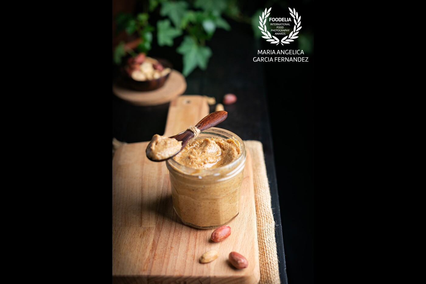 Decided to inspire people to eat healthily and cook at home... I prepared  "Homemade crunchy Peanut Butter". It was the first time that I prepared this recipe at home for the family and I super satisfied with the resulting kid enjoy it and the beautiful photography that I have done.