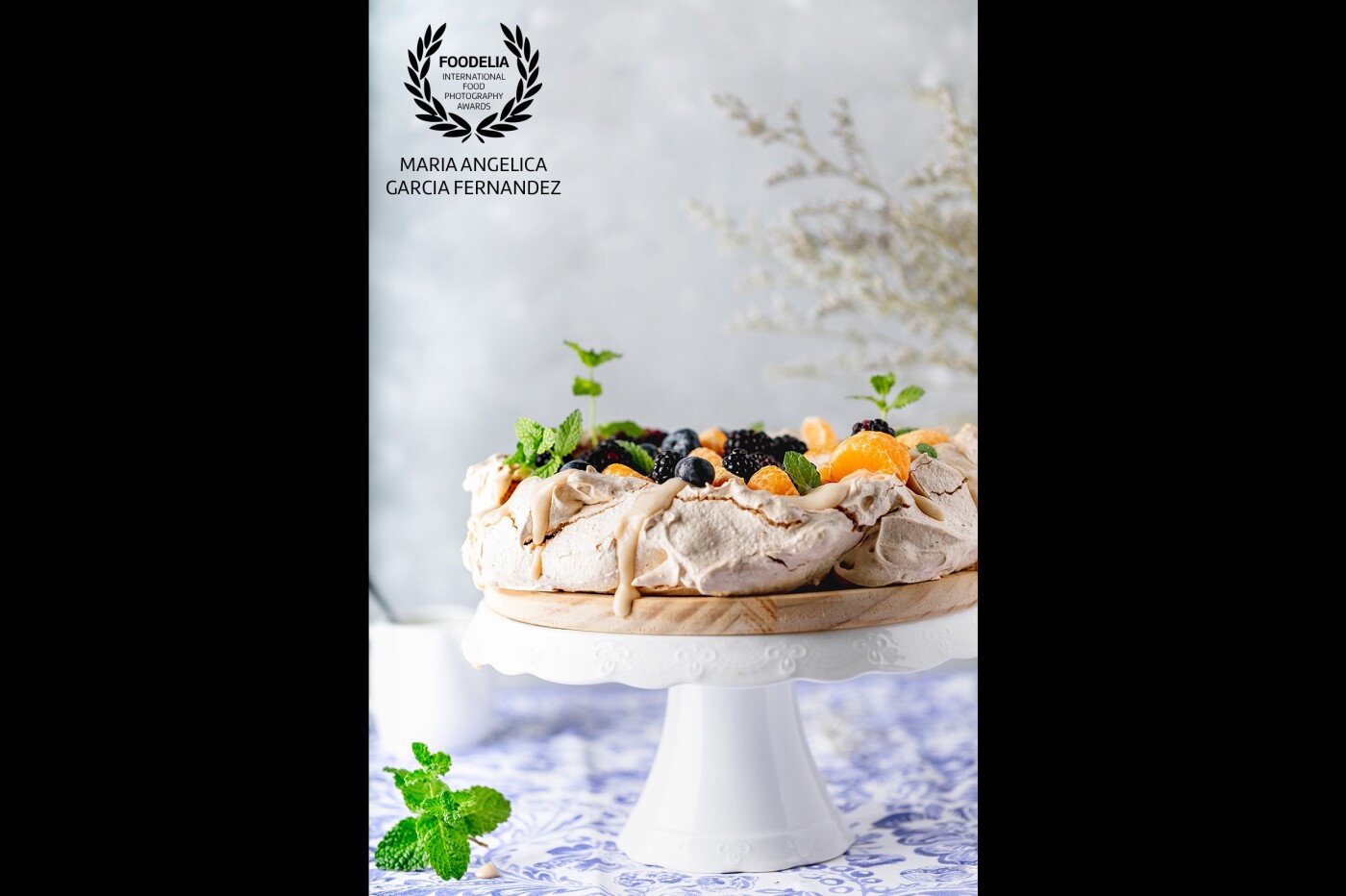 Pavlova with a Middle Eastern touch..! The cream is totally vegan flavored with fresh dates. As fruits, I chose blackberries and citrus fruits to balance the sweetness of the meringue, which also has a pinch of cocoa powder to give it a slightly beige color.