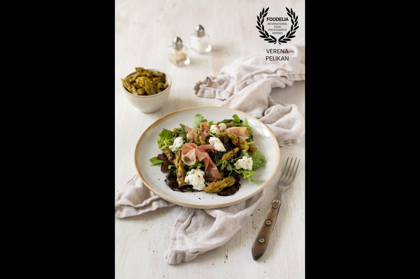 Salad with prosciutto, asparagus, and burrata. Recipe developed, styled, and photographed for Staud‘s Vienna. You can find the recipe here: https://www.sweetsandlifestyle.com/blattsalat-mit-eingelegtem-spargel-rohschinken-und-burrata/