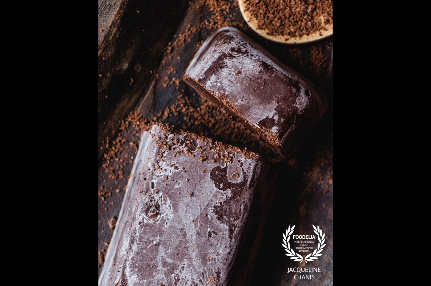 There are textures that it is impossible not to fall in love with, take your camera and shoot. This 100% cocoa bar is proudly from our Panamanian lands and it was taken with natural light.