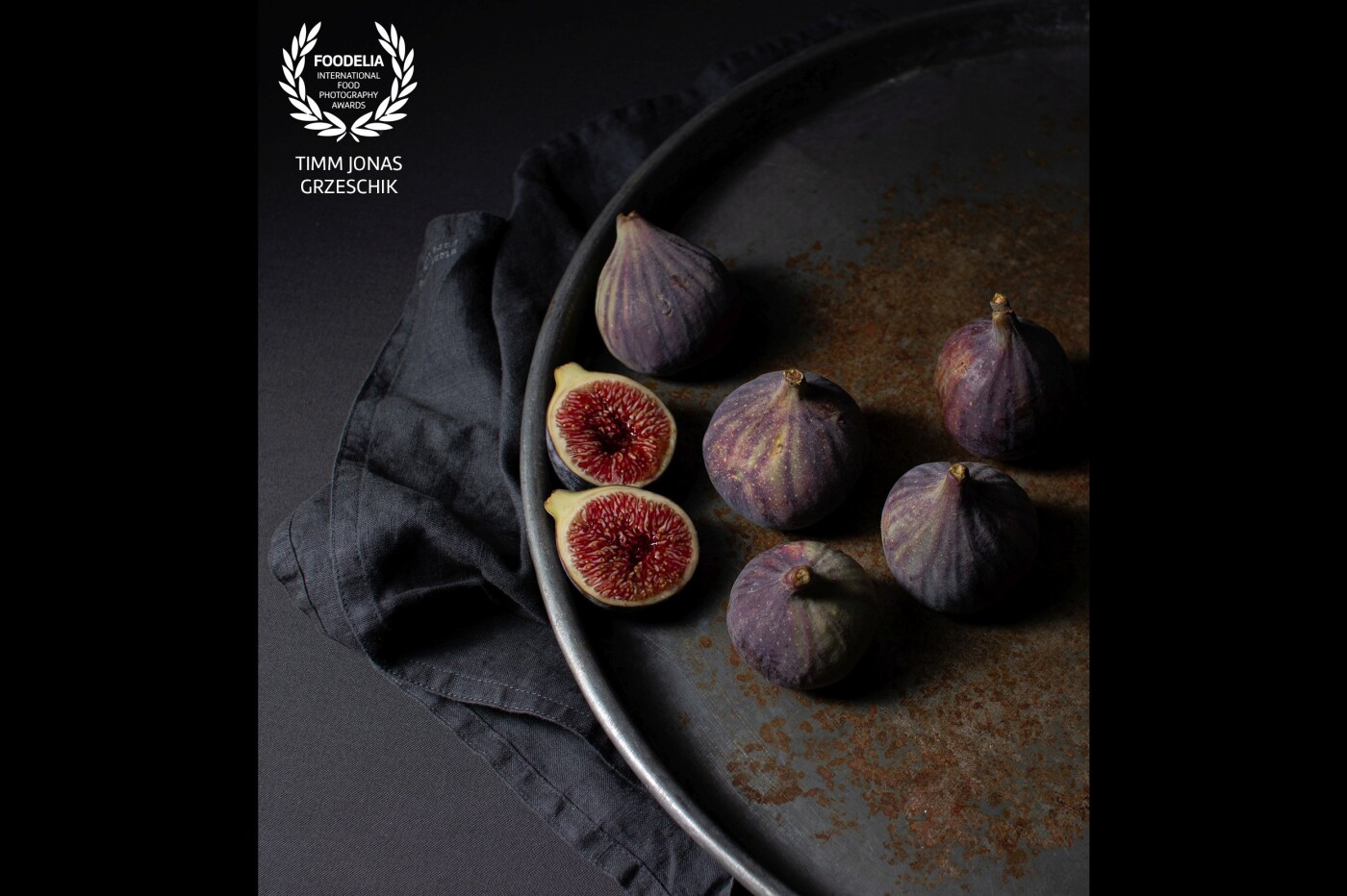 The picture was made for a social media collaboration. The theme was "figs". The dark and slightly mysterious lighting makes the vibrant blood-red color of the figs shining.