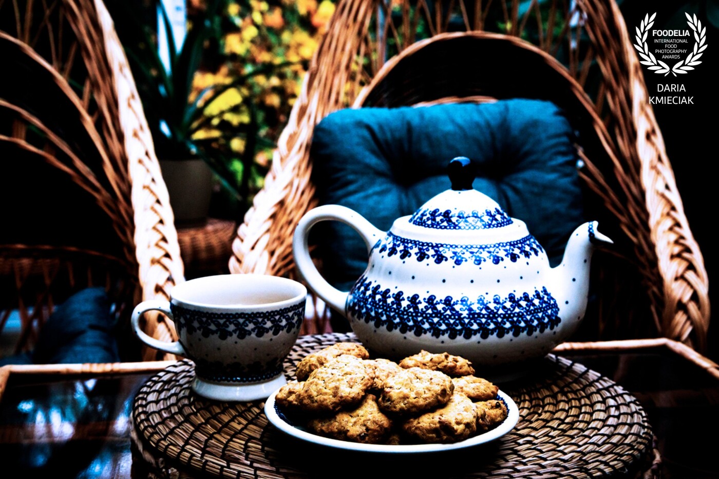 Oatcakes, hot tea in the comfort of a winter garden. The set is especially recommended for moments of relaxation, calming down and reflecting on subsequent baking.