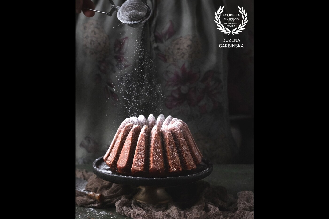 Bundt cake with dusting powder sugar<br />
Camera: Fuji X-T3<br />
Lens: Fujinon 80 mm macro<br />
Settings: ISO 2000, 80 mm, 1/1000 s, f/6.4<br />
Shot using artificial light