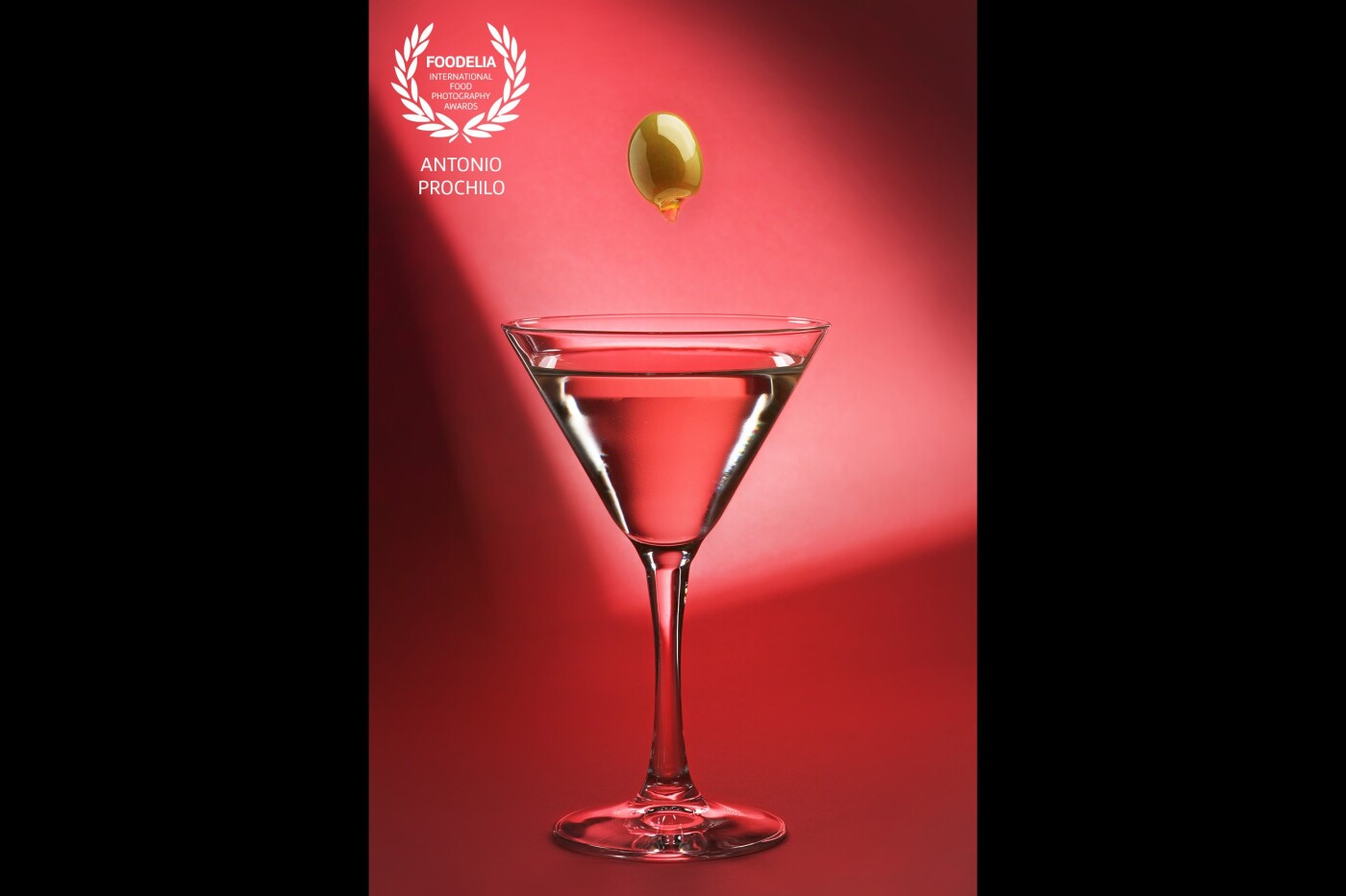 The simplicity of a vegetable ingredient, a green olive, at the service of a cocktail known all over the world: the Dry Martini.