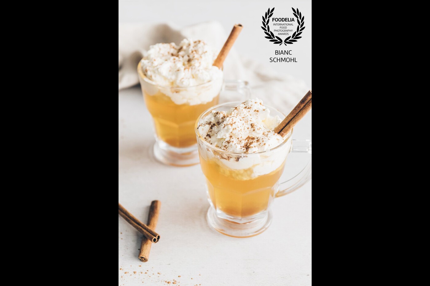 This warm winter drink is a great alternative for those who do not love 'glühwein'. A mix of warm apple juice and Spanish fruit liquor. Topped with cinnamon and whipped cream; get your camara out and enjoy!