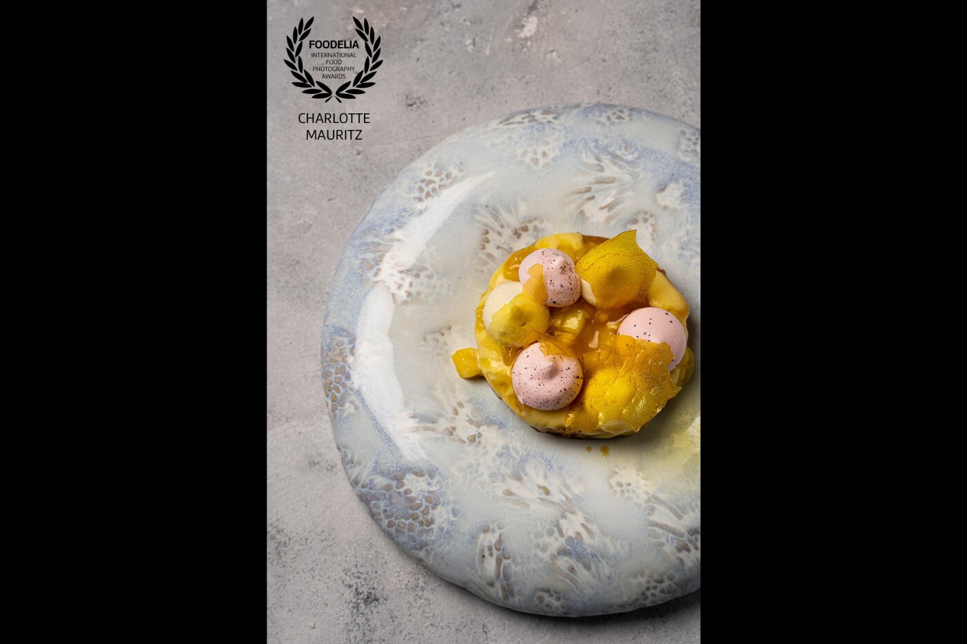 This stunning mango dessert was made by Chef Egon van Hoof from Restaurant Mos* in Amsterdam served on a donut plate from Maravillas Ceramics. 