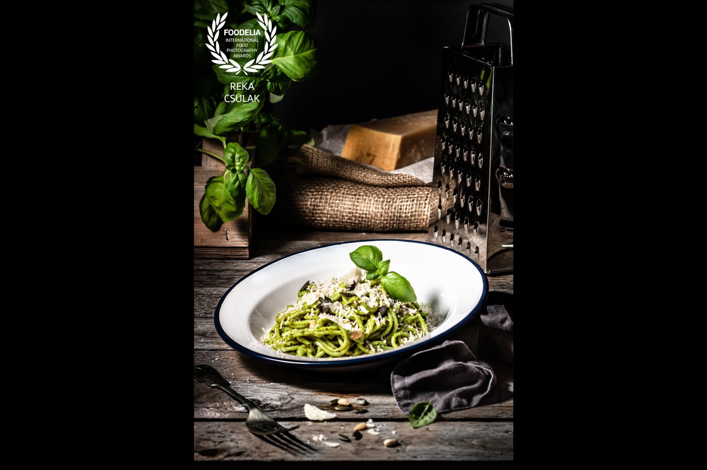 While waiting for the first green leaves on the trees, this green pesto spaghetti cheers you up at any time! Nobody can say no to the fresh and aromatic basil leaves and a generous amount of parmesan on al dente pasta.