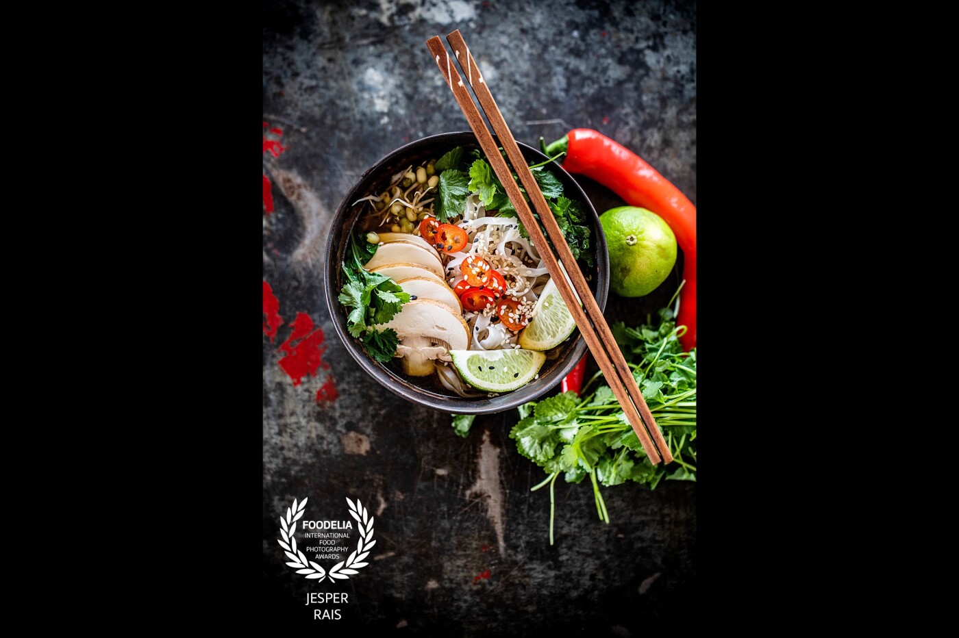 The Vietnamese soup Phở consisting of broth, rice noodles, herbs, vegetables and beef is simply one of my favorite asian dished. Hoping the world soon opens up again, giving us all the possibility to travel the world again to tast amazing flavors all around the globe. 