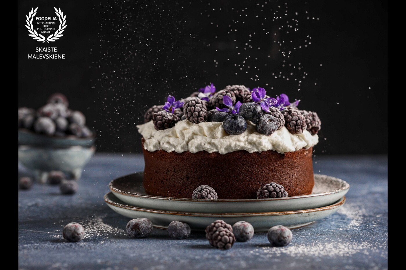 The very first blossoms in my garden this year were these little purple pansies. I had to make something special and beautiful with it. And here is the result - chocolate cake with whipped cream, blueberries and my beautiful pansies.