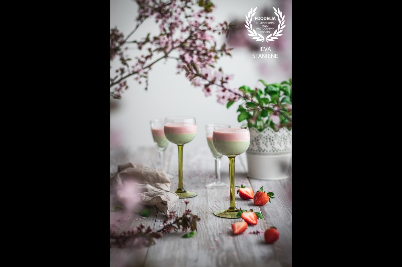 A beautiful, colorful and romantic dessert. The taste of this basil and strawberry panna cotta is great! As for the photo, I think the framing with flowers and subtly contrasting pastel colors are the strengths of it.