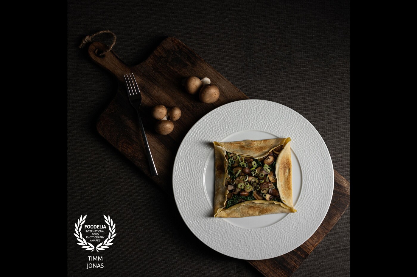 Social media photoshooting for @lusini_de / www.lusini.de for their beautiful plate "Pike".<br />
Dish: Spinach and mushroom galette<br />
30mm lens - F/7.1 - ISO 100