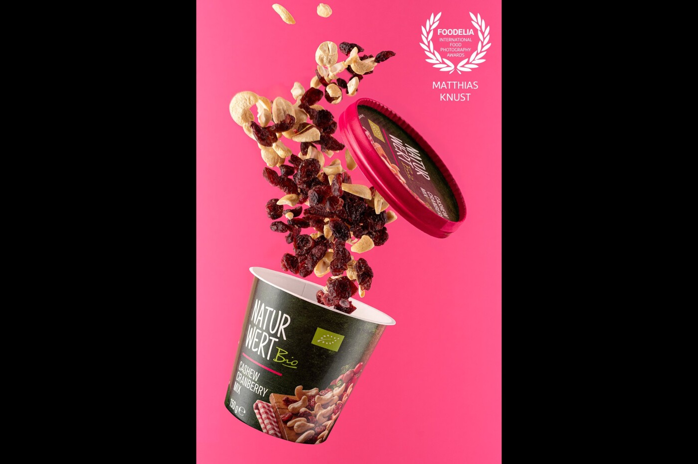 This moving image was acquired for an online campaign. The nuts and raisins should represent dynamism and freshness and contain a modern setting. Food photography from a minimalist perspective.
