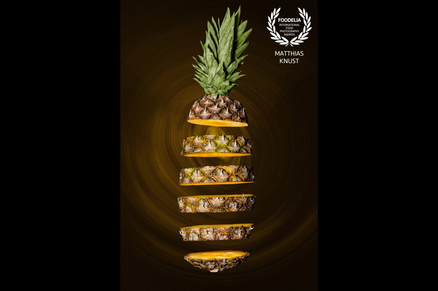 Free work. The aim was to present the pineapple as a "technical representation". The inner organic shows the freshness and texture of the fruit. I like minimalistic food photos that despite their "simplicity" invite you to look at the picture for more than 3 seconds.