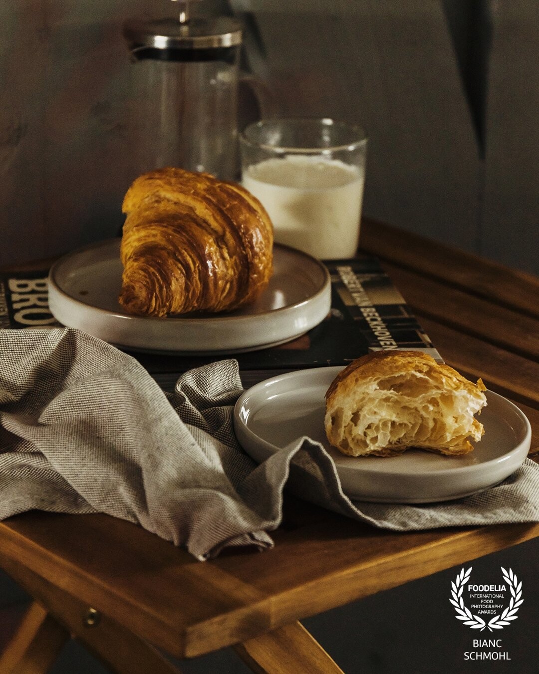 With this photo I raised the bar high for myself: adding as much atmosphere as possible, with only a limited amount of products&props! Even with a 'simple' croissant, one can have an enjoyable breakfast.
