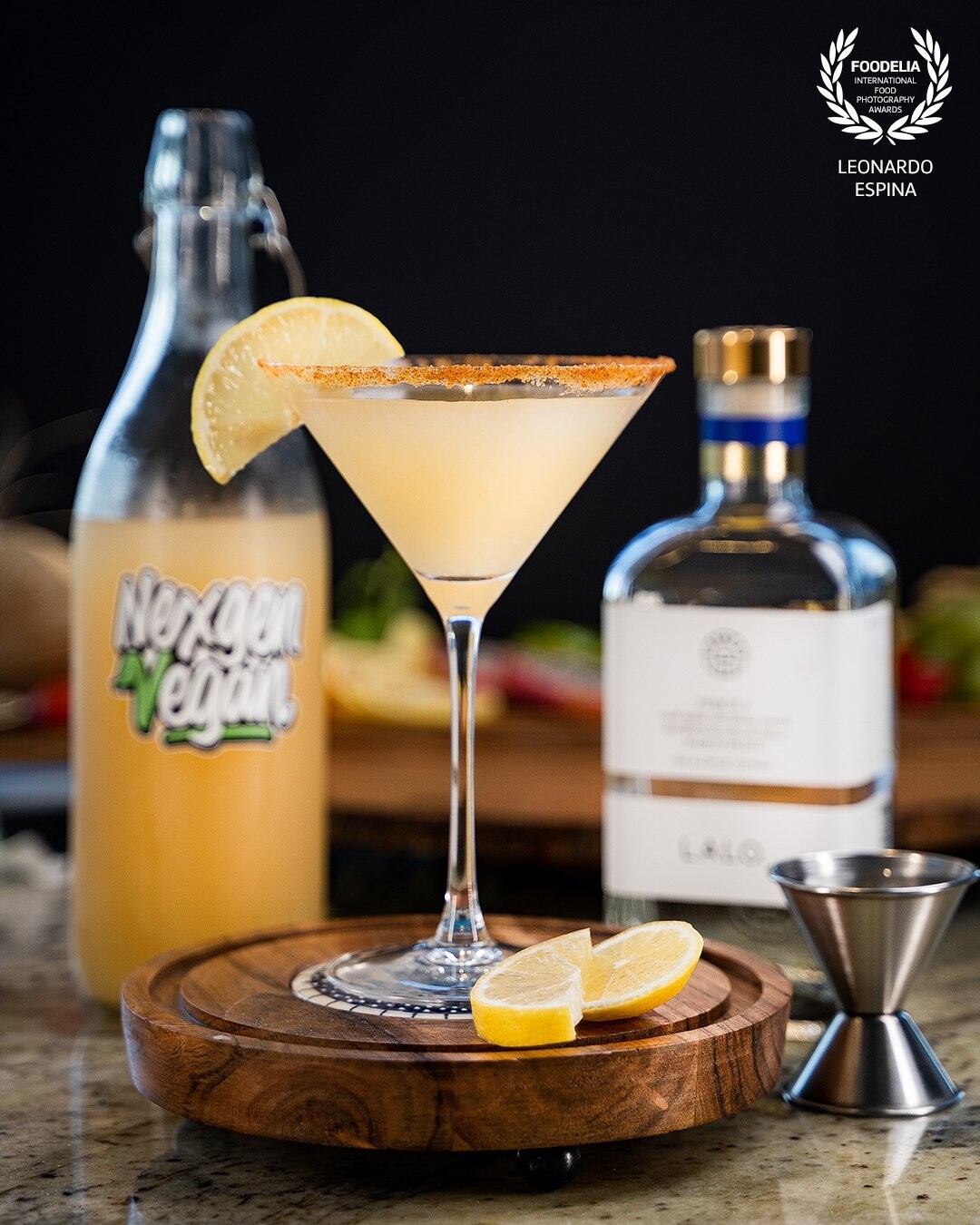 An elegant vegan margarita, using a lighting scheme with two side lights to generate soft contrasts, achieving an enveloping light throughout the photo.